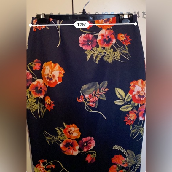 Beautiful floral Pencil Skirt size small - Picture 2 of 5